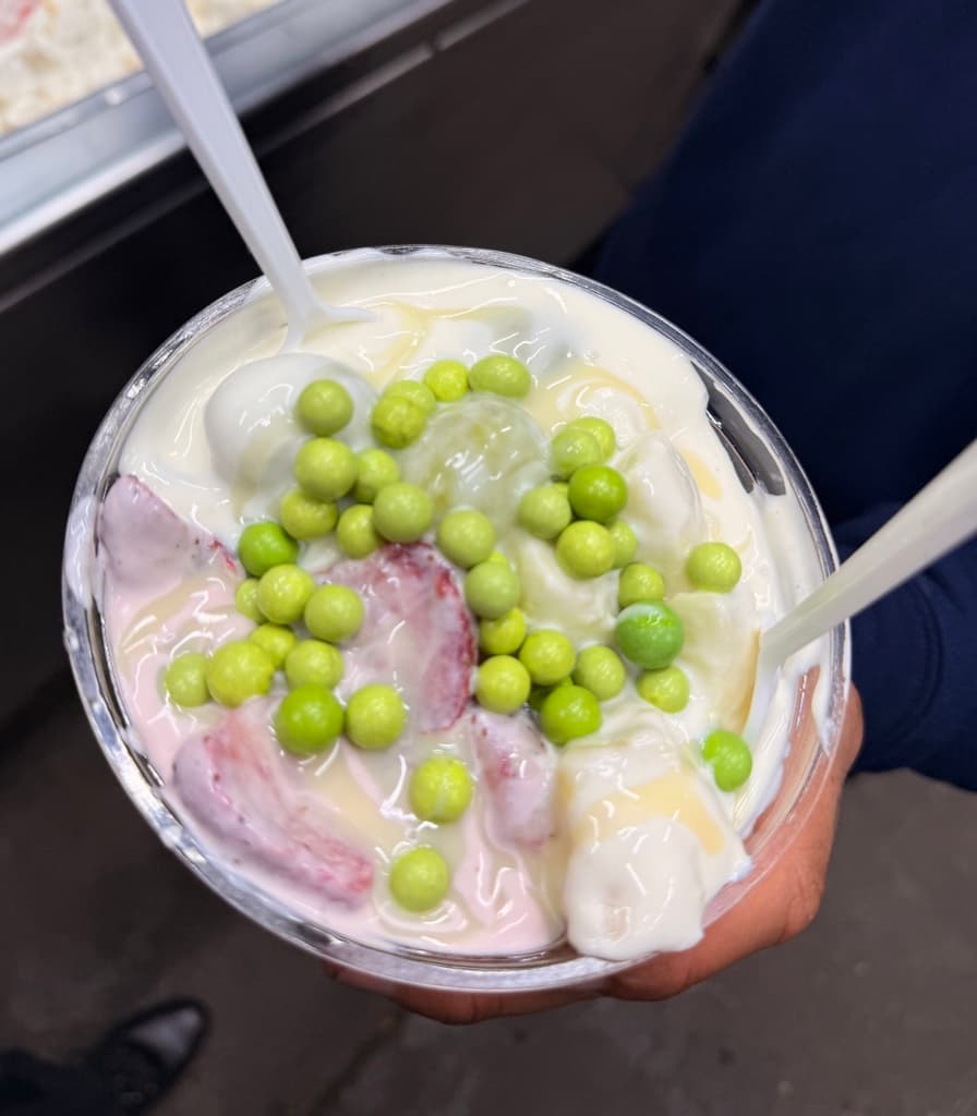 Taco de lomo con queso derretido y salsa, conocido como “taco navideño” en CDMX.