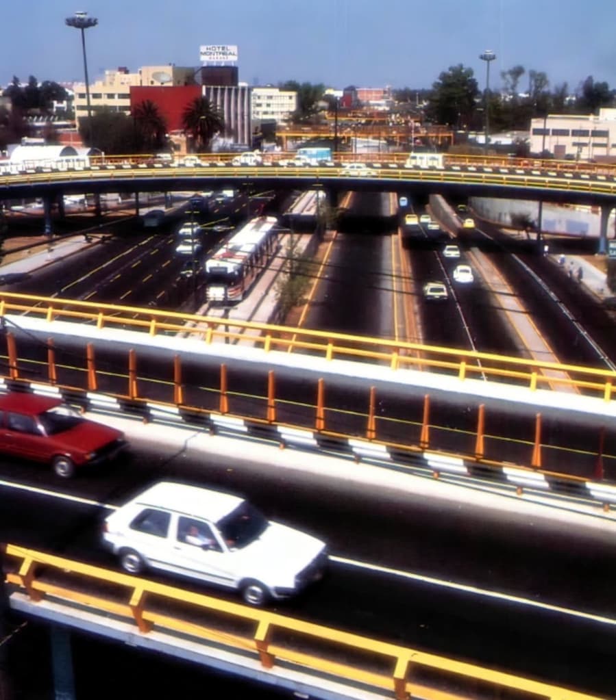 Calzada de Tlalpan y Tren Ligero durante los años ochenta. | Foto: RetroCDMX