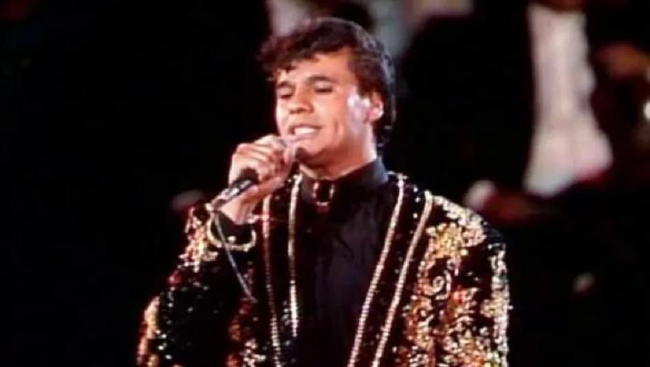 Juan Gabriel durante su histórico concierto en el Palacio de Bellas Artes en 1990 | Foto: Redes Sociales Juan Gabriel