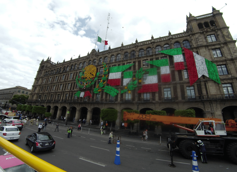 adornos patrióticos en el Zócalo