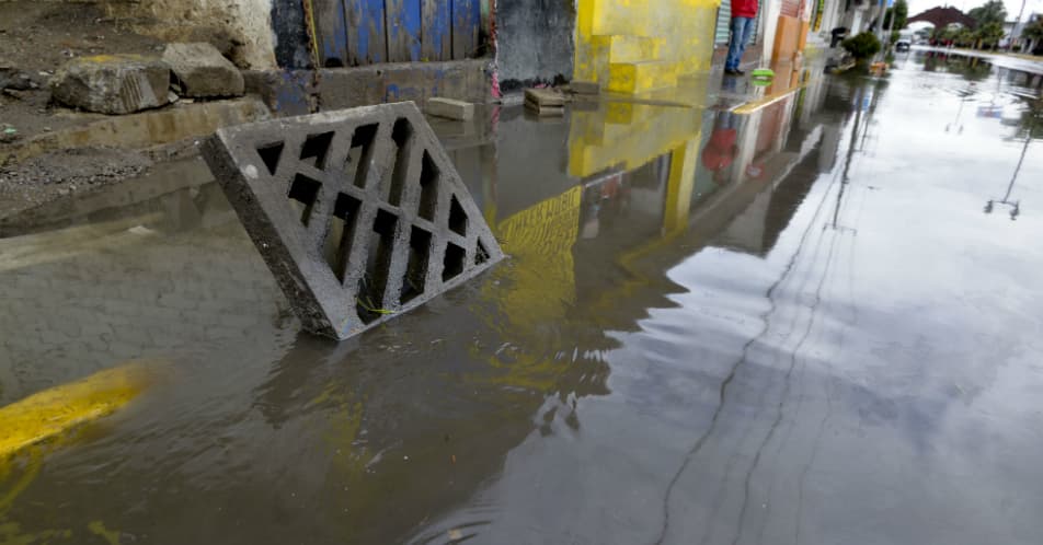 niño muerto en inundación
