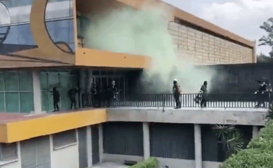 jovenes encapuchados en la unam