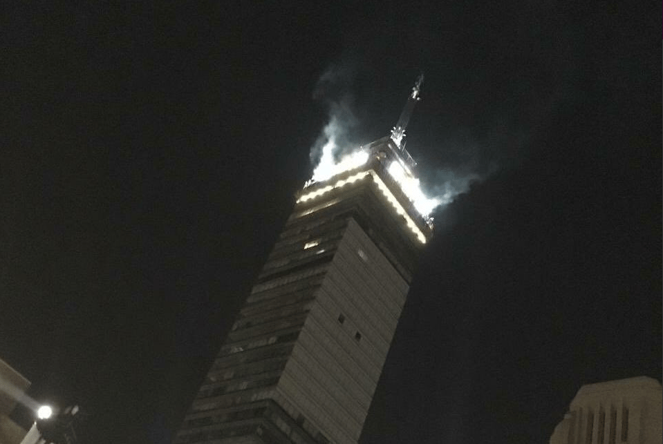 humo en la torre latino