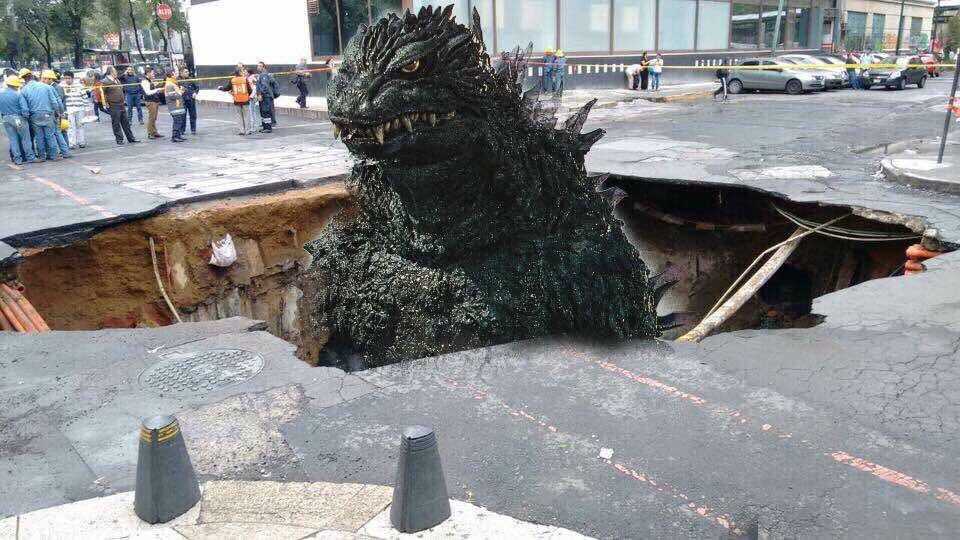 Los memes de Internet dicen que el culpable del socavón es Godzilla.