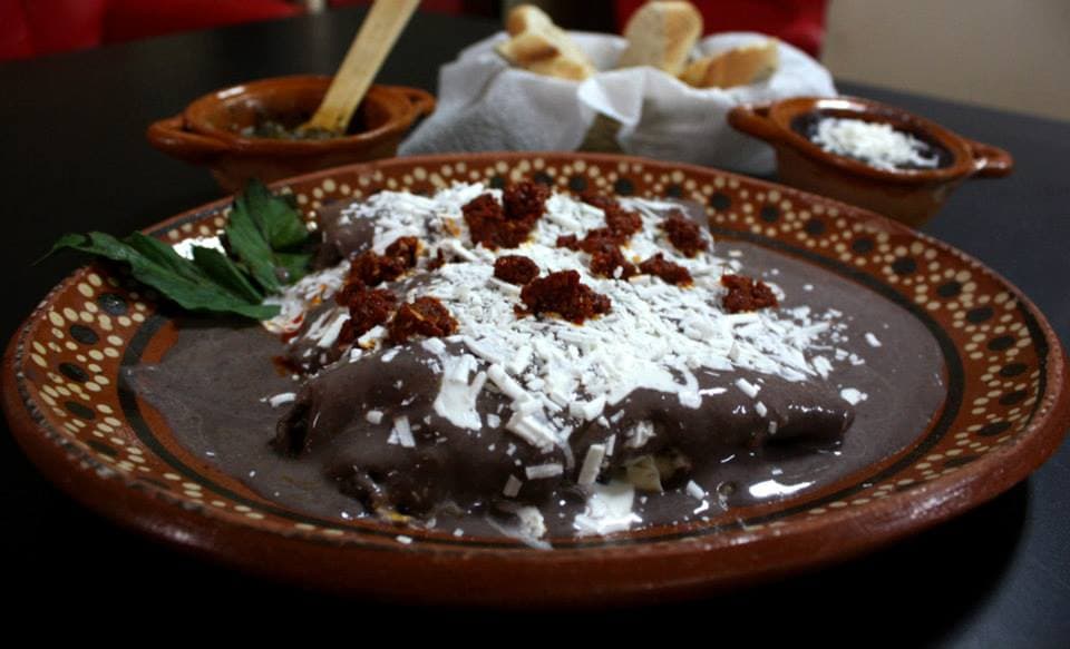 Enfrijoladas Las Tlayudas