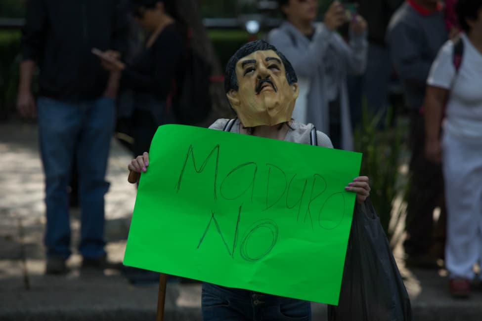 carteles memes marcha fifi