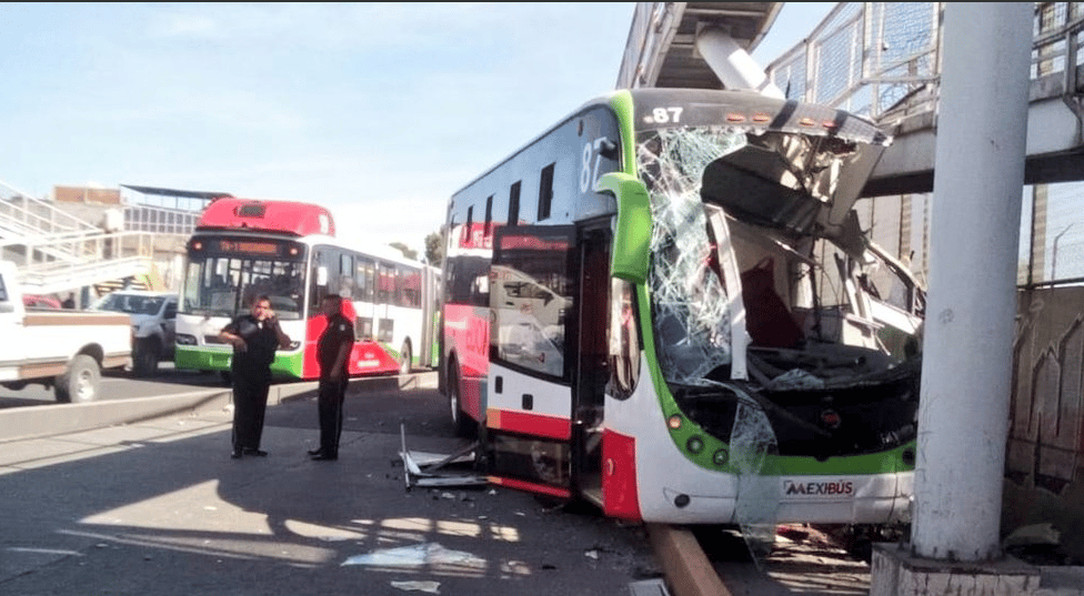 unidad del Mexibús choca
