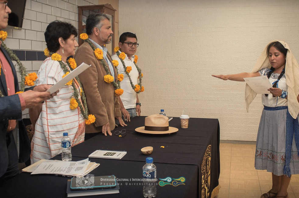 joven otomí se graduó