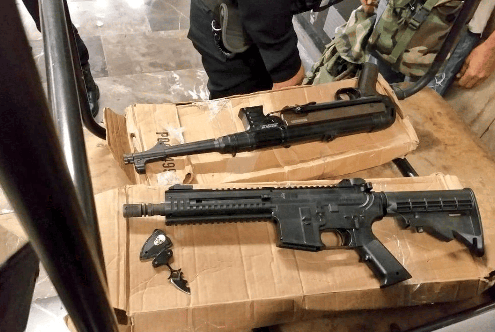 réplicas de metralletas en la estación Zócalo